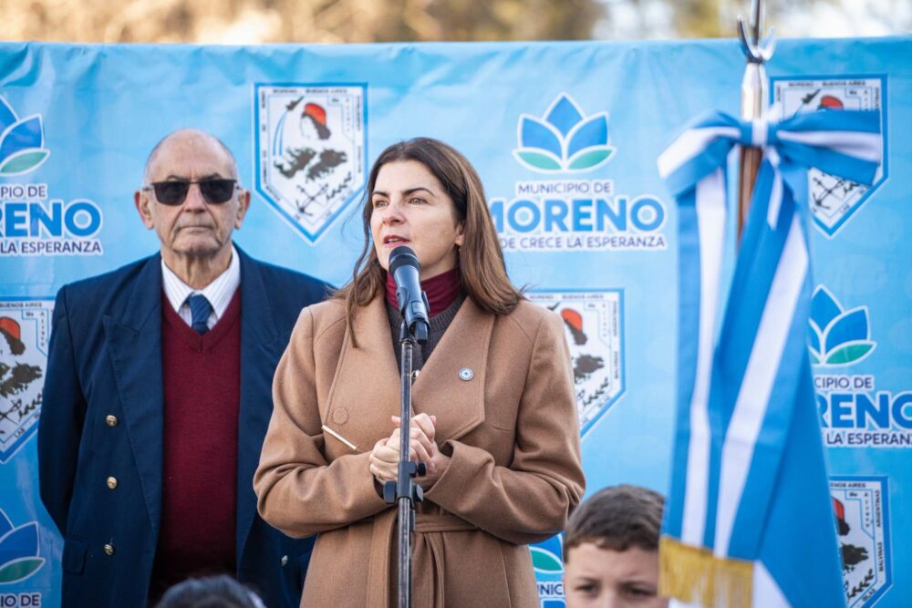 Mariel Fernández encabezó el acto de promesa de Lealtad a la Bandera junto a veteranos de Malvinas