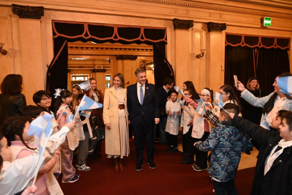 Más de 1.100 chicos prometieron lealtad a la bandera en el Teatro Colón