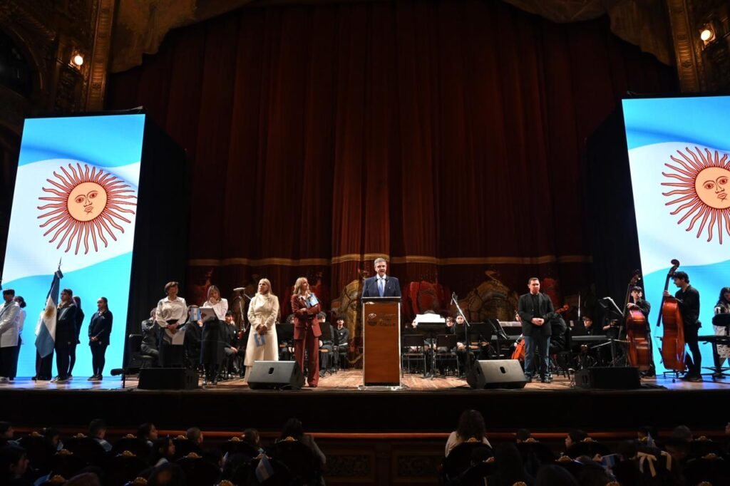 Más de 1.100 chicos prometieron lealtad a la bandera en el Teatro Colón