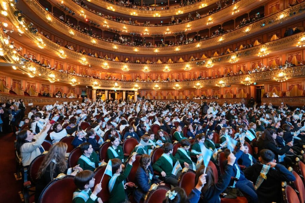 Más de 1.100 chicos prometieron lealtad a la bandera en el Teatro Colón