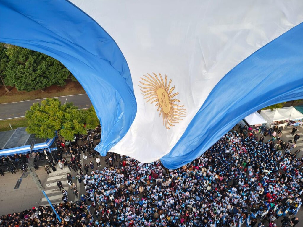 Más de 3.200 estudiantes prometieron lealtad a la Bandera en el 133° aniversario de Garín