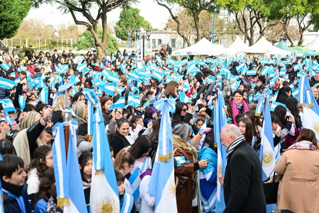 Más de 3.200 estudiantes prometieron lealtad a la Bandera en el 133° aniversario de Garín