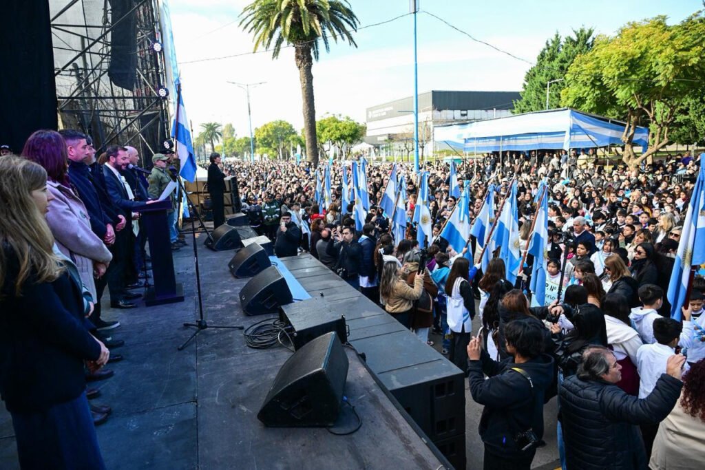 Más de 3.200 estudiantes prometieron lealtad a la Bandera en el 133° aniversario de Garín