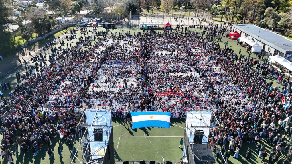 Más de 8 mil estudiantes prometieron lealtad a la bandera argentina en Merlo