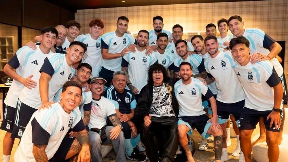 La selección bailo con la Mona Jiménez que visito la concentración