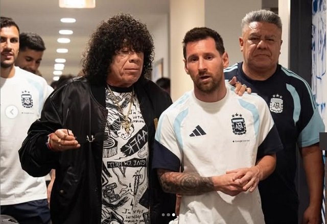 La selección bailo con la Mona Jiménez que visito la concentración