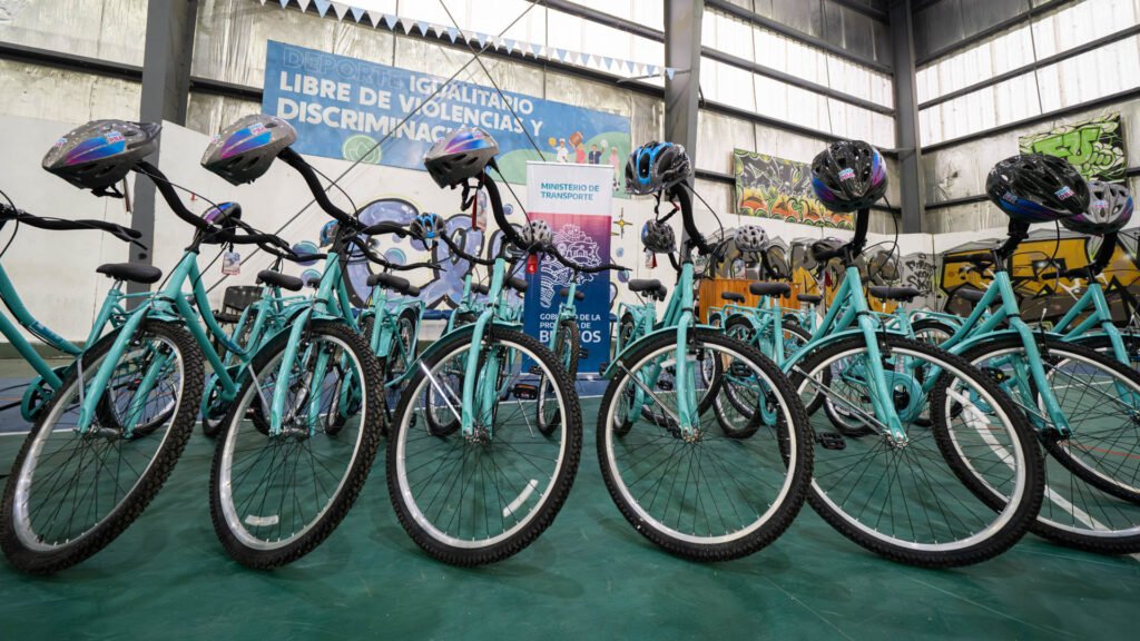 Moreno incorporó bicicletas y cascos para fortalecer tareas de prevención y turismo