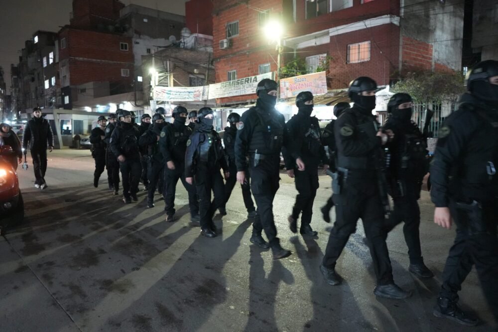 Operativo de saturación en la villa 1-11-14 detenidos, droga secuestrada y locales clausurados