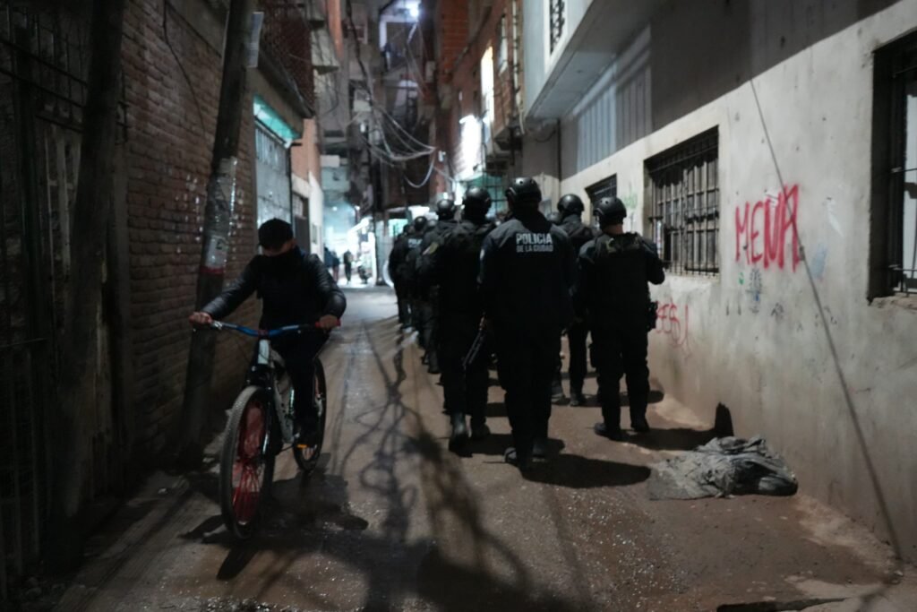 Operativo de saturación en la villa 1-11-14 detenidos, droga secuestrada y locales clausurados