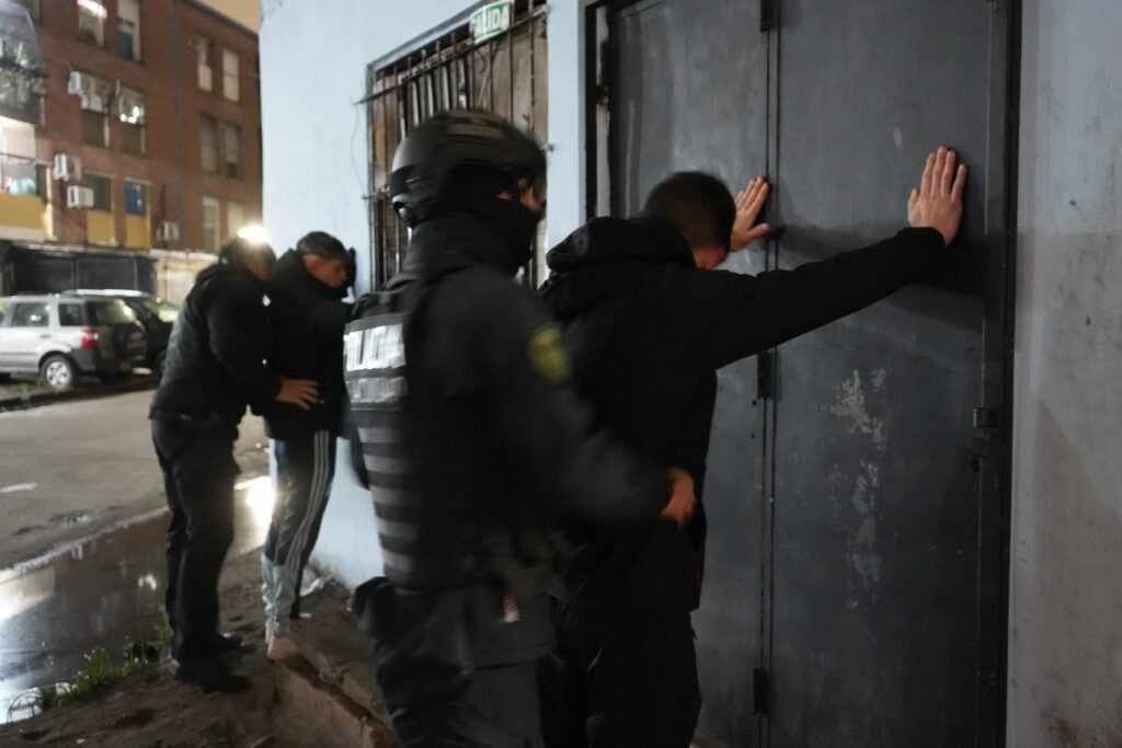 Operativo de saturación en la villa 1-11-14 detenidos, droga secuestrada y locales clausurados