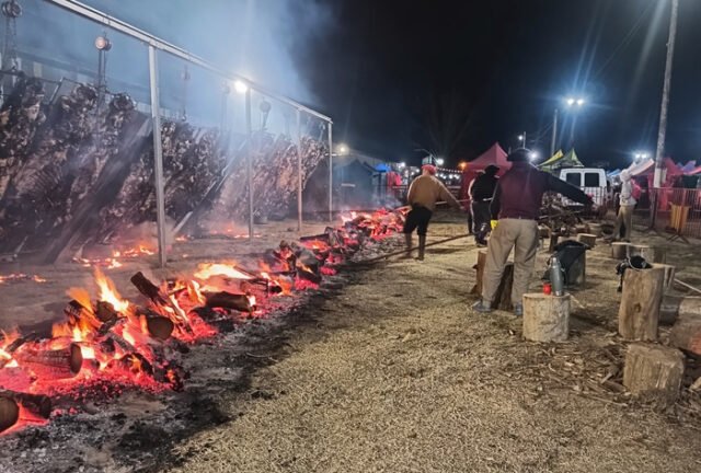 Asado gratis y fiesta con Amar Azul en el 157 aniversario de Alvear