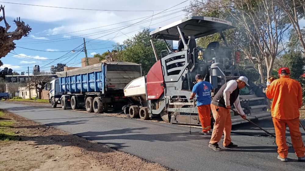 Ing. Maschwitz la Municipalidad pavimenta 10 cuadras clave para descomprimir avenida Villanueva