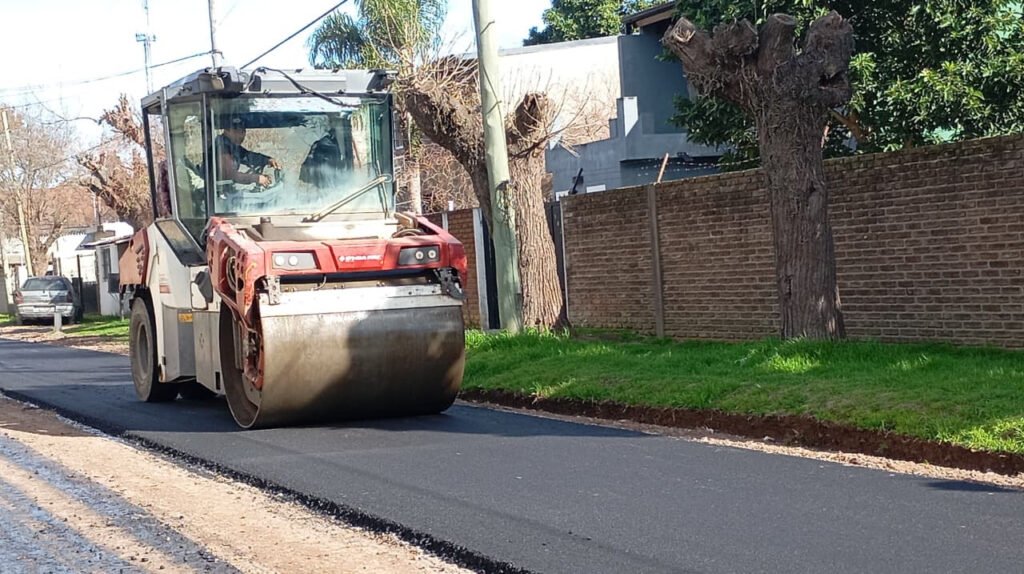 Ing. Maschwitz la Municipalidad pavimenta 10 cuadras clave para descomprimir avenida Villanueva