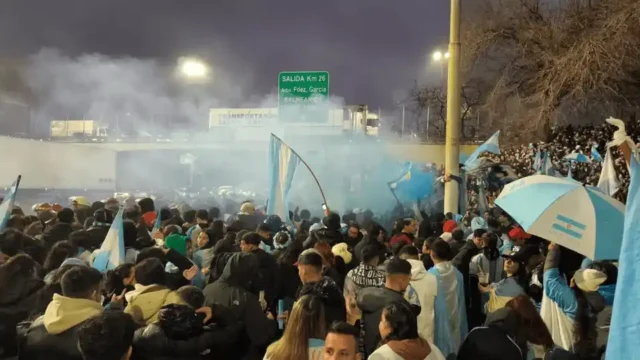 Llegó el avión de la Selección argentina a Ezeiza con bienvenida de los Granaderos y los hinchas