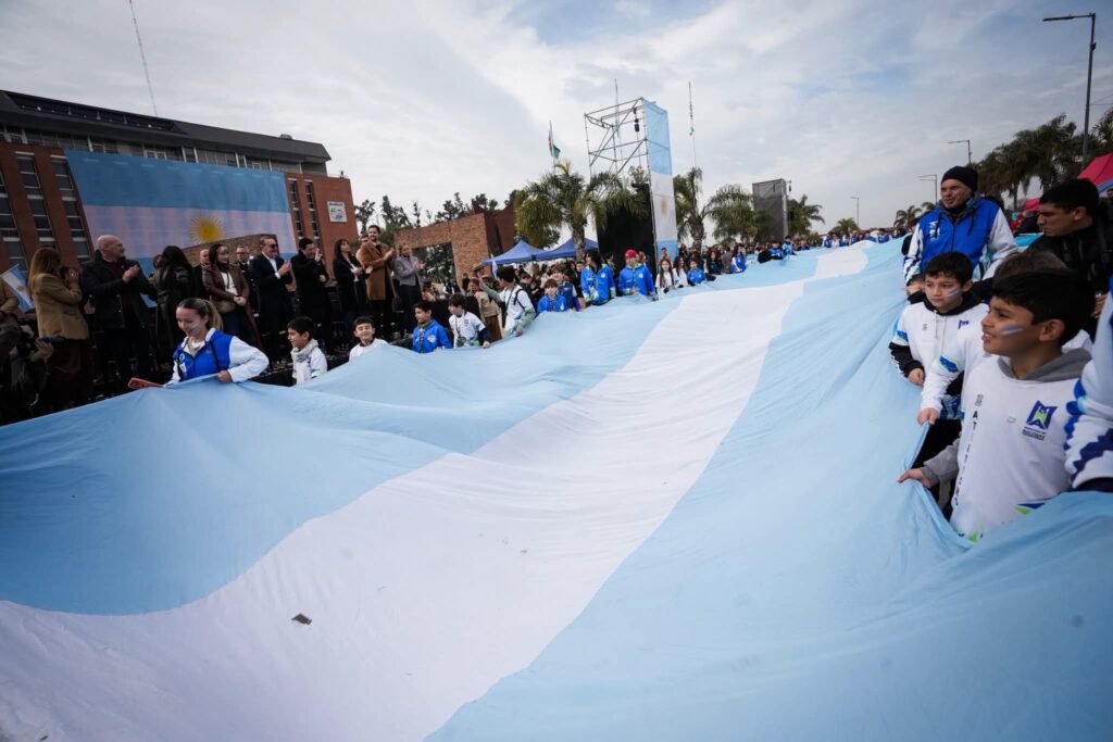 Malvinas Argentinas celebró el 210° aniversario de la Independencia Argentina