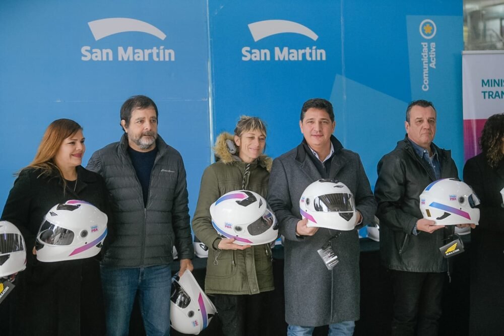 Marinucci entregó cascos en San Martín Usarlos es la diferencia entre la vida y la muerte