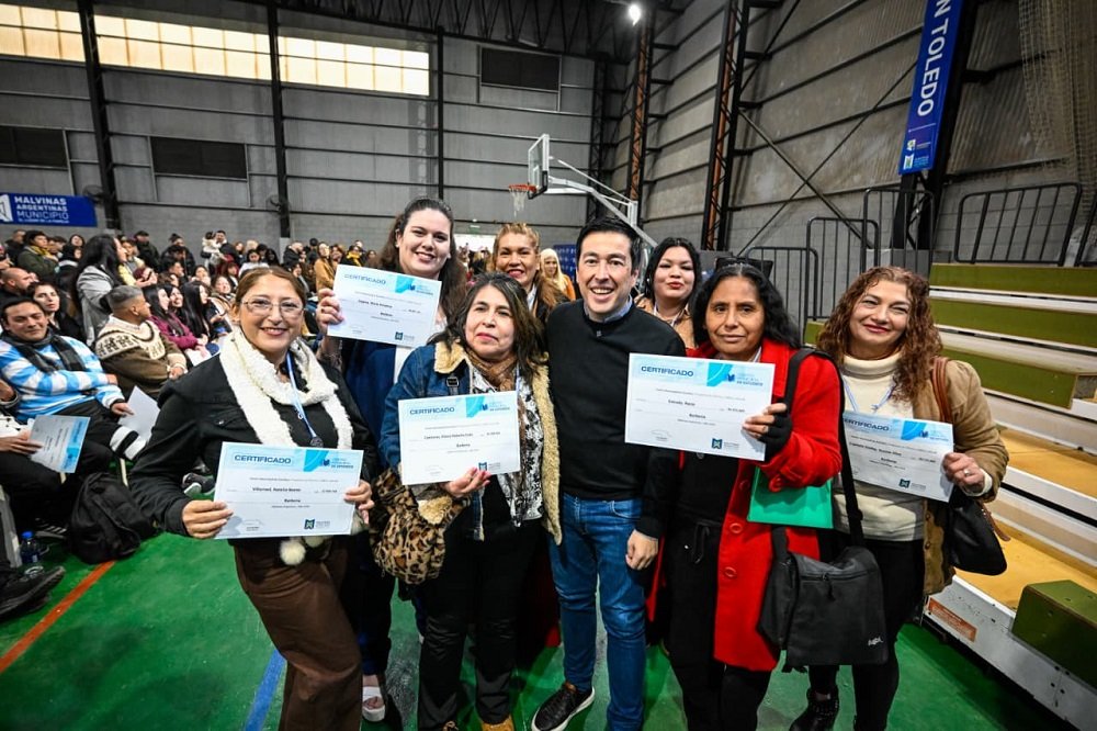 Nardini entregó 1989 nuevos diplomas a egresados del Centro Municipal de Estudios