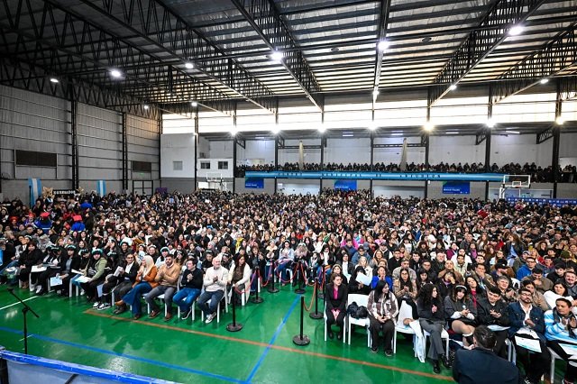 Nardini entregó 1989 nuevos diplomas a egresados del Centro Municipal de Estudios