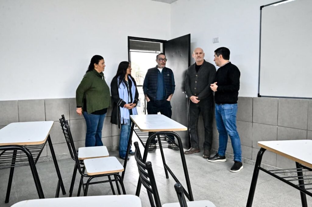 Nardini y Vivona recorrieron los avances de obra en la Escuela Secundaria Nº 26 de Grand Bourg