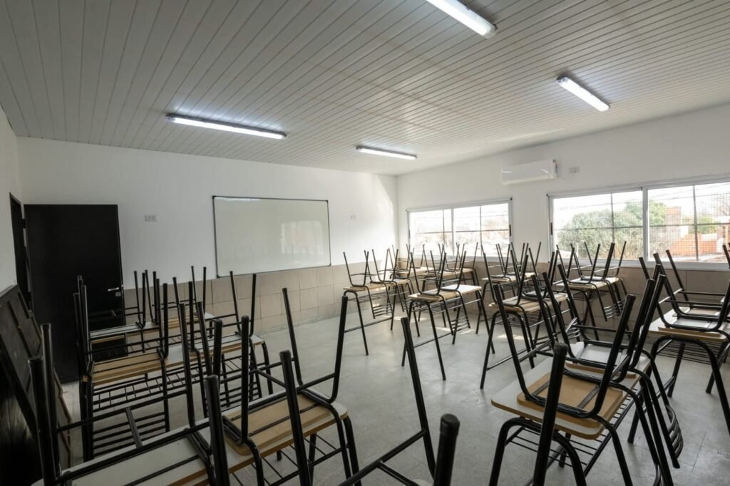 Nardini y Vivona recorrieron los avances de obra en la Escuela Secundaria Nº 26 de Grand Bourg