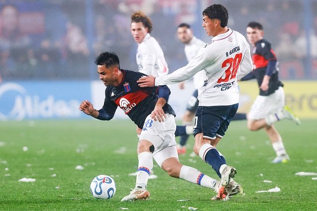 Tigre goleo a Nacional en Montevideo y espera en Victoria por Sudamericana