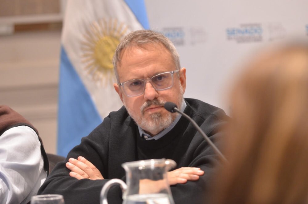 Valenzuela llevó al Senado bonaerense el debate sobre el futuro del municipalismo