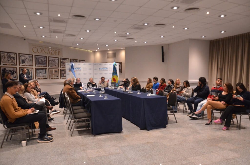 Valenzuela llevó al Senado bonaerense el debate sobre el futuro del municipalismo