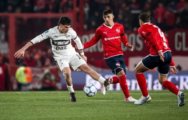 Platense volvió al triunfo frente a Independiente con Palermo en el Banco