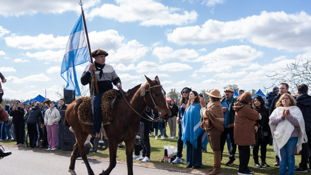 Imponente desfile de caballos en el Distrito Ecológico Roggero