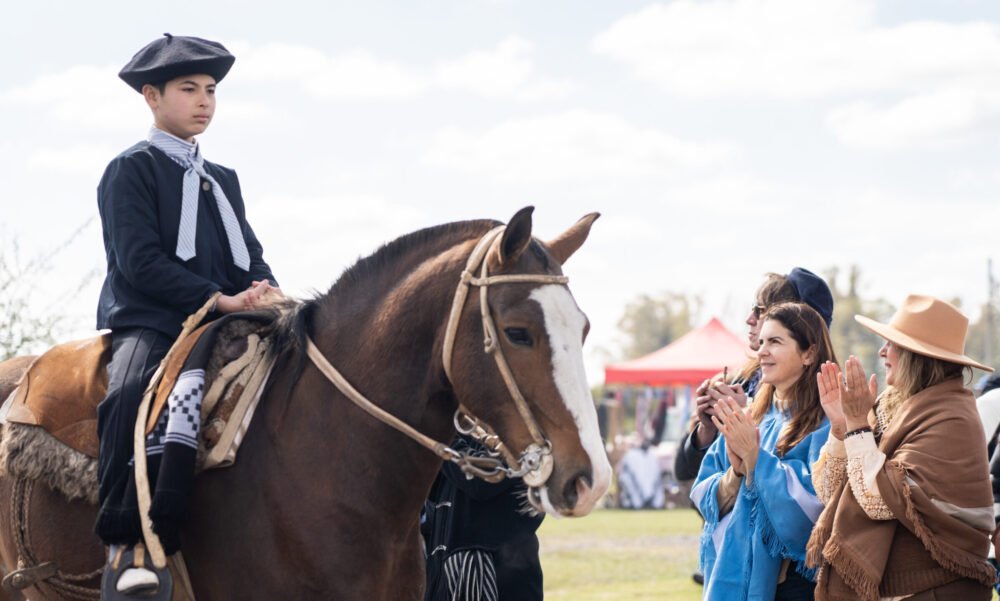 Imponente desfile de caballos en el Distrito Ecológico Roggero