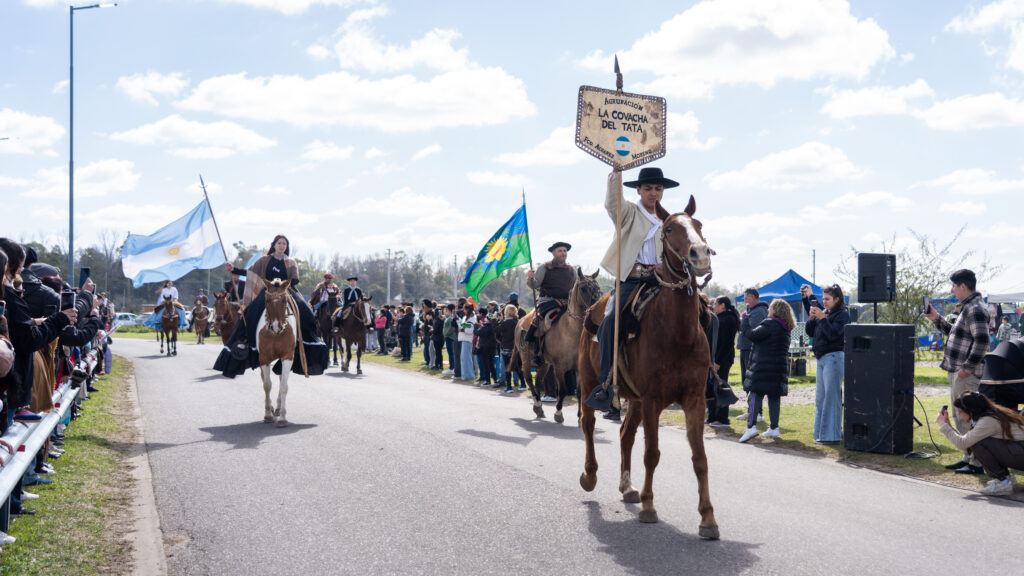 Imponente desfile de caballos en el Distrito Ecológico Roggero