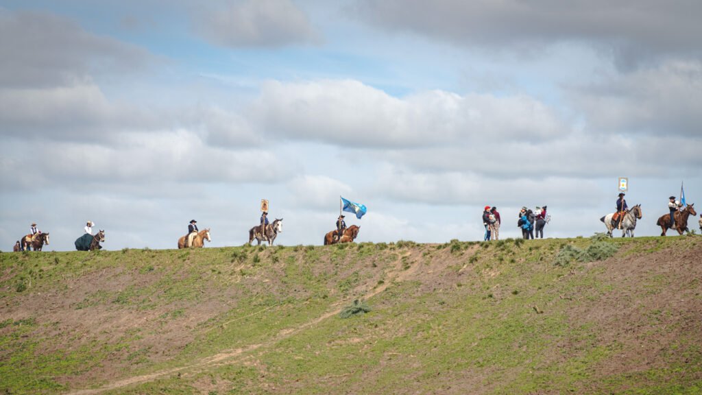 Imponente desfile de caballos en el Distrito Ecológico Roggero