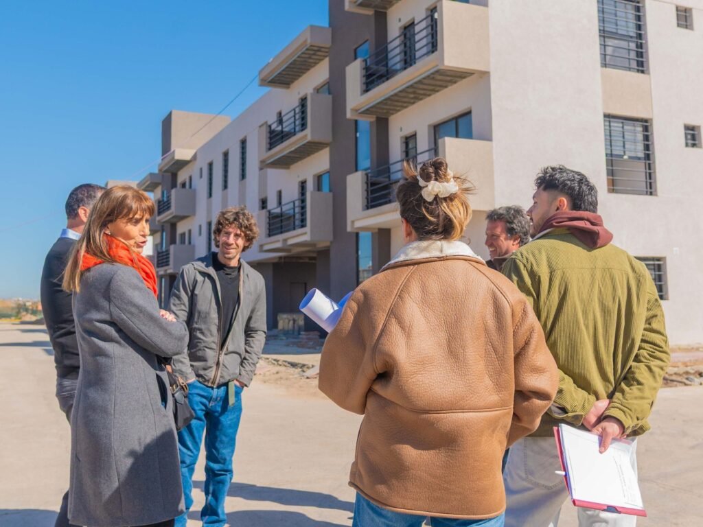 Juan Andreotti anunció el próximo sorteo de 46 viviendas y recorrió el avance de las obras