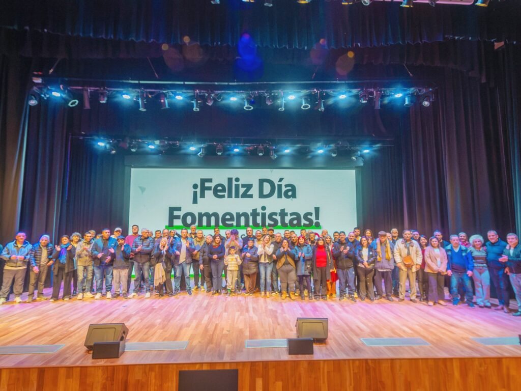 Juan Andreotti homenajeó a clubes y sociedades de fomento de San Fernando en su día