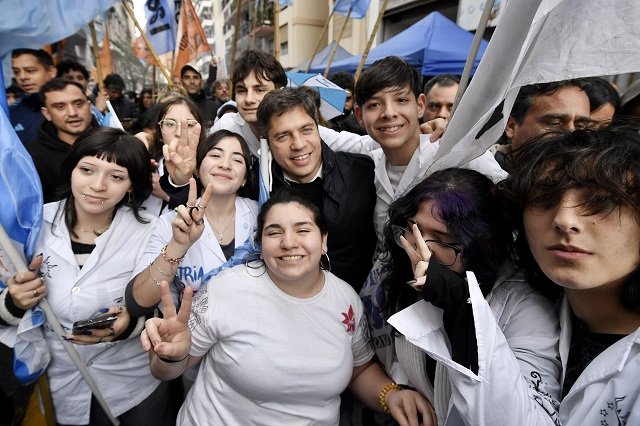 Kicillof participó de la peregrinación a San Cayetano y cuestionó al Gobierno nacional