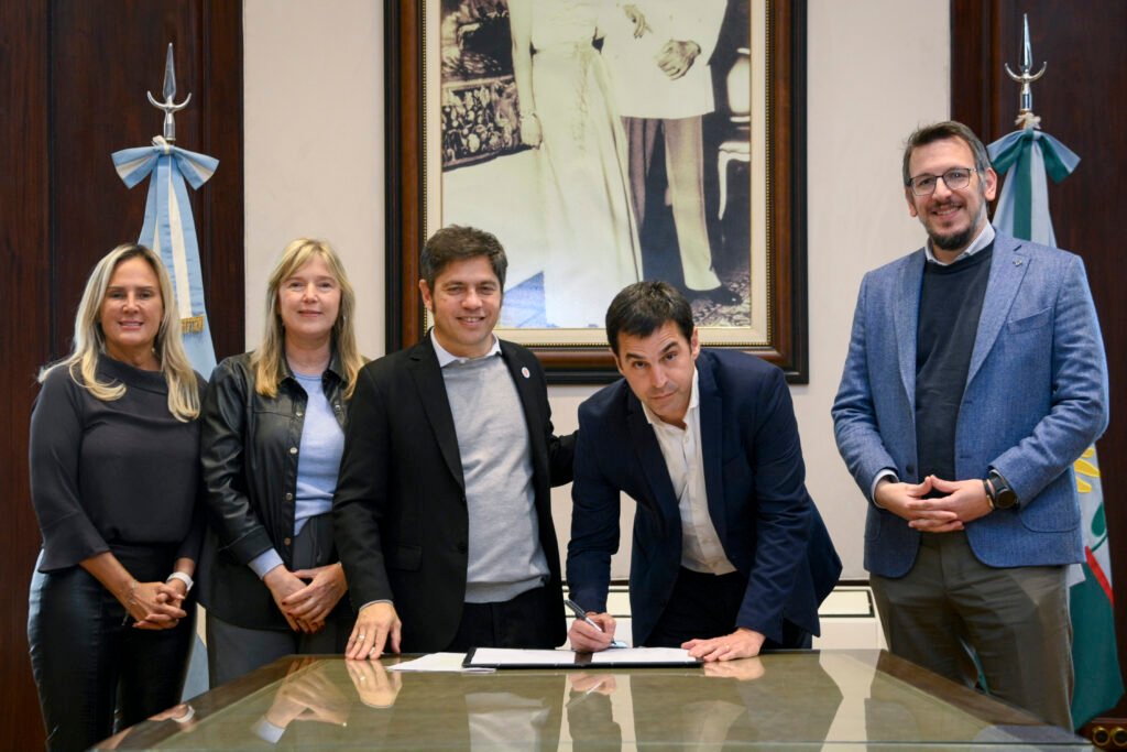 Kicillof y Cuattromo firmaron convenios con municipios para la compra de bienes de capital