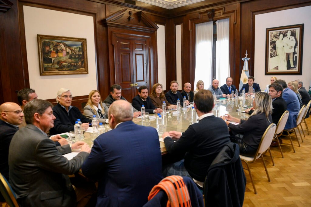 Kicillof y Cuattromo firmaron convenios con municipios para la compra de bienes de capital