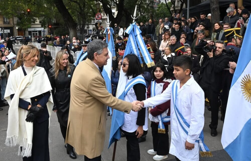 La Ciudad homenajeó al Libertador General San Martín y reconoció a policías, maestros y médicos, “héroes de hoy”
