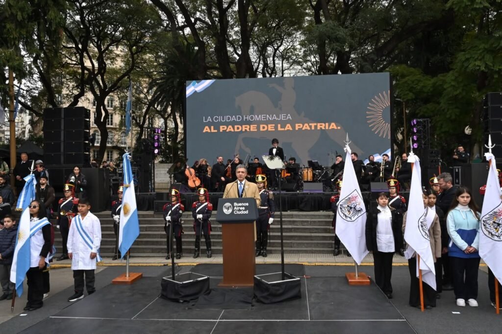 La Ciudad homenajeó al Libertador General San Martín y reconoció a policías, maestros y médicos, “héroes de hoy”