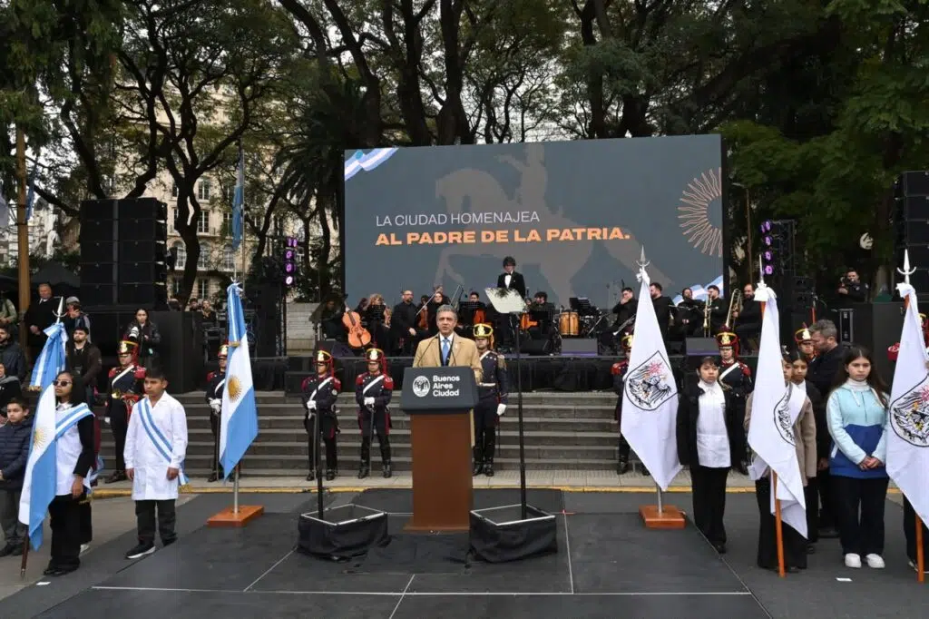 La Ciudad homenajeó al Libertador General San Martín y reconoció a policías, maestros y médicos, “héroes de hoy”