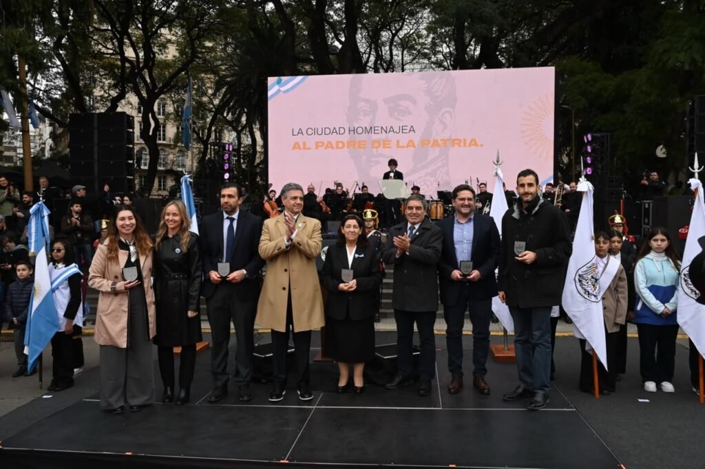 La Ciudad homenajeó al Libertador General San Martín y reconoció a policías, maestros y médicos, “héroes de hoy”