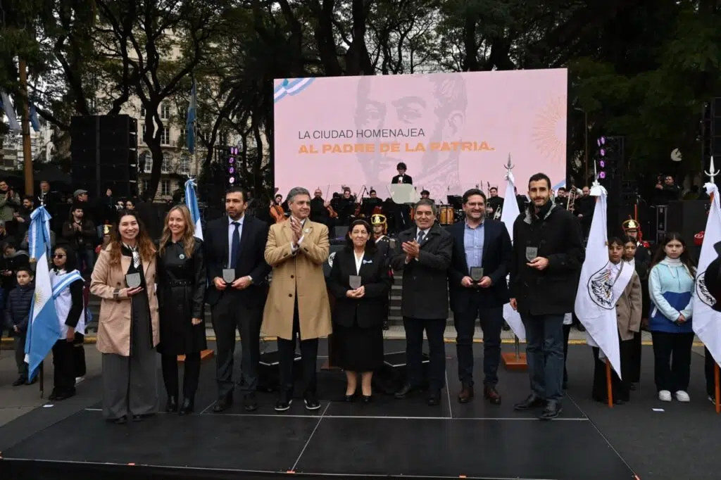 La Ciudad homenajeó al Libertador General San Martín y reconoció a policías, maestros y médicos, “héroes de hoy”