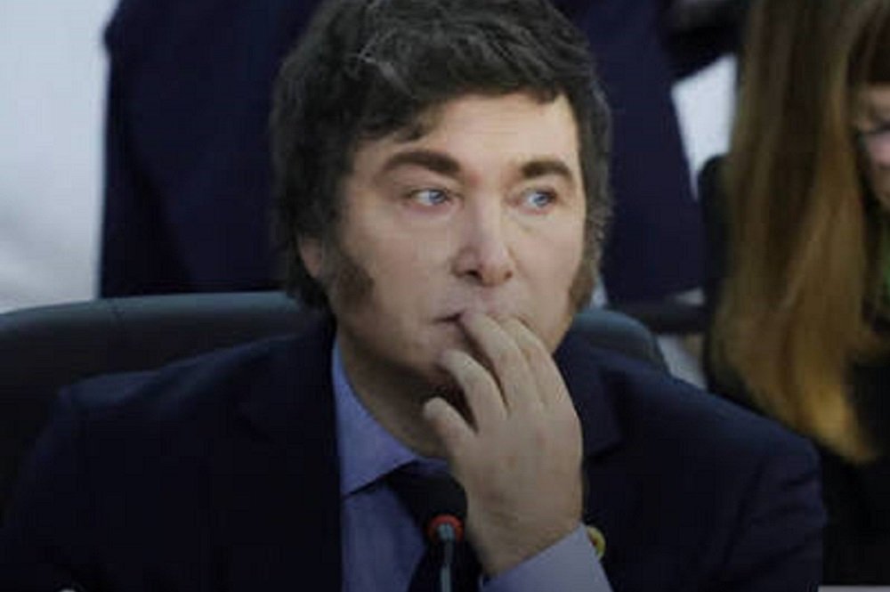 La aprobación de la gestión de Milei cae al 31,4%, casi 6 de cada 10 desaprueban su gestión y ningún opositor lo capitaliza