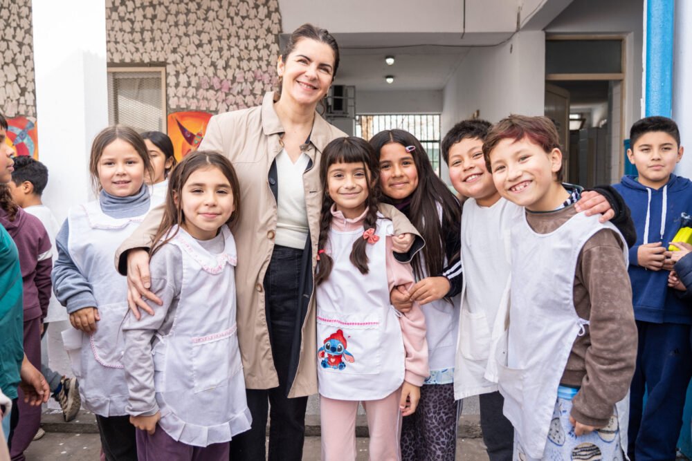 Mariel Fernández visitó la Escuela Primaria N.º 49 tras las obras de mantenimiento integral