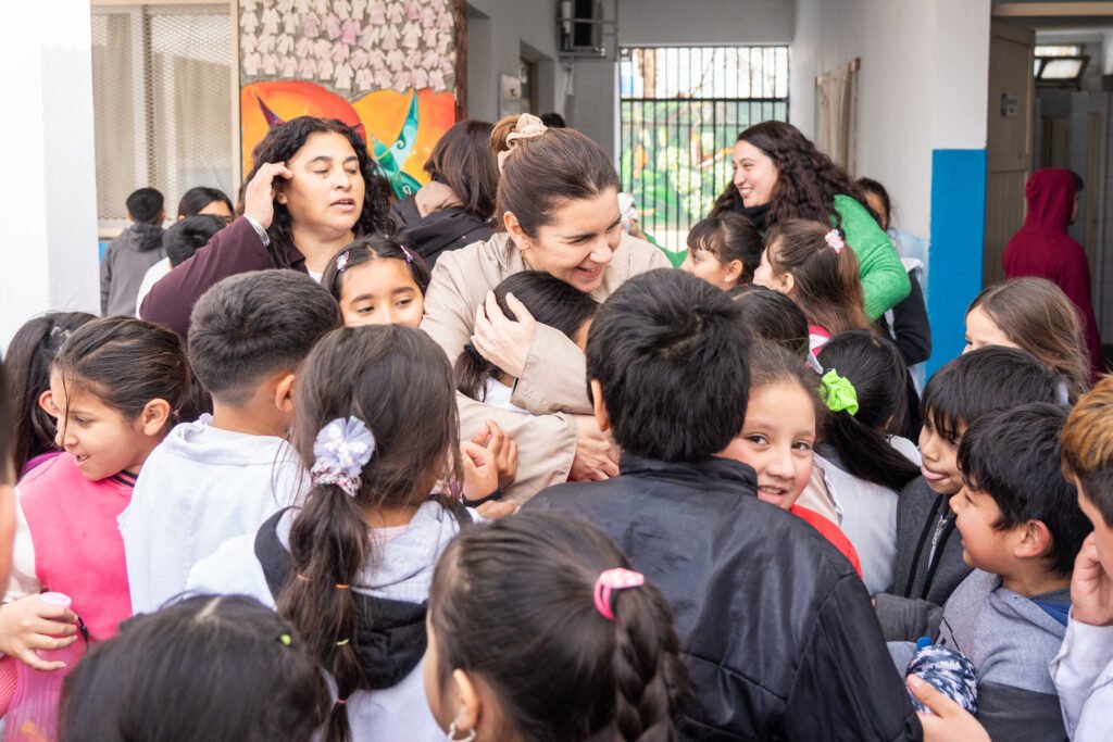 Mariel Fernández visitó la Escuela Primaria N.º 49 tras las obras de mantenimiento integral