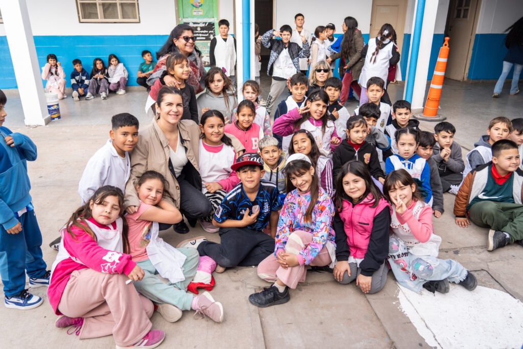 Mariel Fernández visitó la Escuela Primaria N.º 49 tras las obras de mantenimiento integral