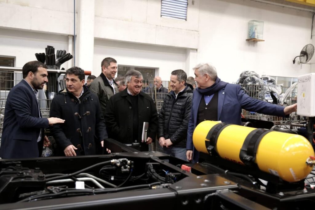 Marinucci recorrió la planta de Agrale en Mercedes y destacó su aporte a la industria del transporte