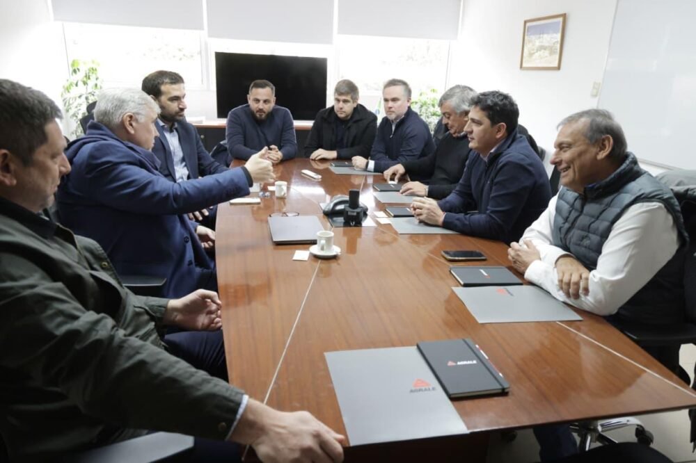 Marinucci recorrió la planta de Agrale en Mercedes y destacó su aporte a la industria del transporte