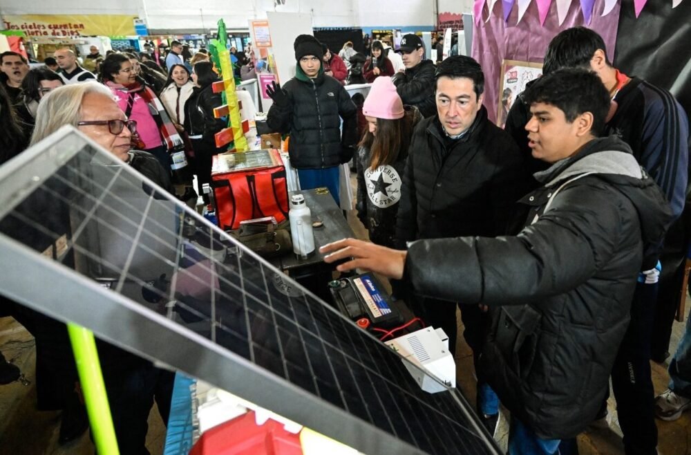 Nardini visitó la 30ª Feria Regional de Educación, Artes, Ciencias y Tecnología con sede en Malvinas Argentinas