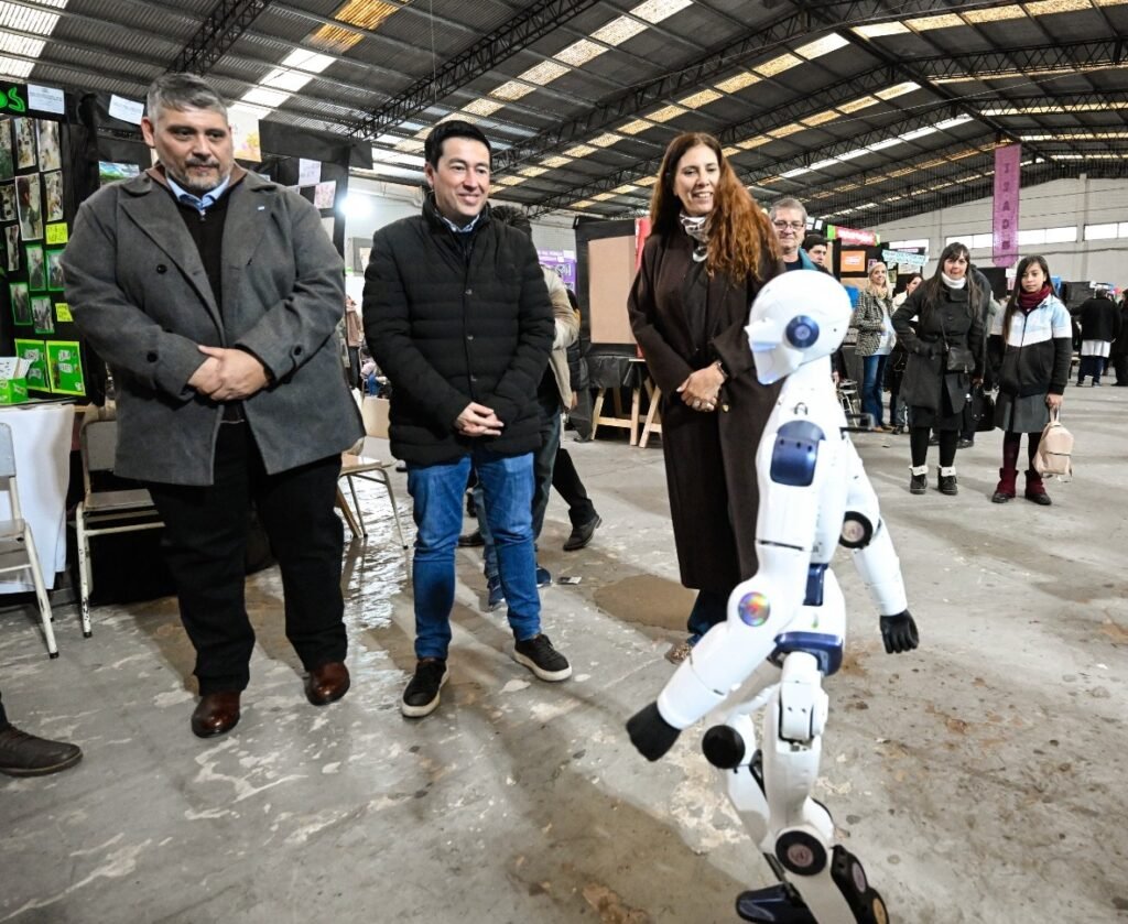 Nardini visitó la 30ª Feria Regional de Educación, Artes, Ciencias y Tecnología con sede en Malvinas Argentinas